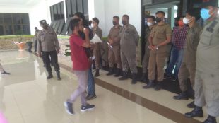Ketum GMPKP INDONESIA Khaidir Rahman saat berorasi di depan Kantor Wali Kota Tanjungbalai menuntut pencopotan Kadis PUPR Kota Tanjungbalai (dok. KM)