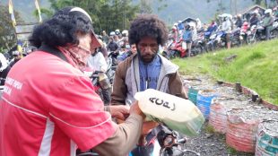 PT. ACP (Alda Crist Papua), agen BBM bersubsidi (Pertalite dan Bio Solar) berharap kuota BBMÂ  nya ditambah untuk di Kabupaten Puncak Jaya, Provinsi Papua, Sabtu pagi 12/03/2022 (dok Hari Setiawan Muhammad Yasin/KM)