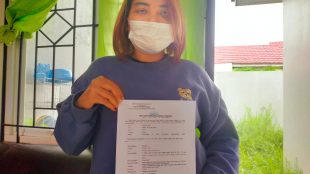 Malasari, korban dugaan tindakan kekerasan yang dilakukan oleh RBS, usai membuat laporan di Polsek Parungpanjang dengan nomor LP: B/57/STPL/III/2022/Sektor, Kamis siang 17/3/2022 (dok. Hari Setiawan Muhammad Yasin/KM)