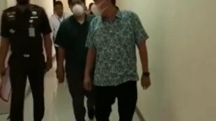 Kondisi dua oknum auditor BPK yang digiring Kejaksaan Negeri Kabupaten Bekasi dari Gedung Bupati Ruangan BPKAD (dok. KM)