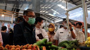 Imam Budi Hartono saat melakukan sidak di Pasar Sukatani Tapos 1/4. (istimewa)