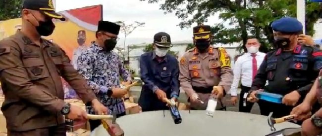 Simbolis pemusnahan miras oleh Polresta Bogor Kota (dok. KM)