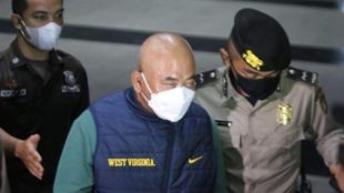 Wali Kota Bekasi non-aktif Rahmat Effendi saat digiring KPK ke Gedung Merah Putih