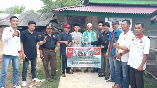 Pengurus JPKP Bengkulu Selatan saat memberian bantuan kepada pengurus Musala Al-Barokah, Desa Pagar Dewa, Kecamatan Kota Manna, Kabupaten Bengkulu Selatan (dok. KM)