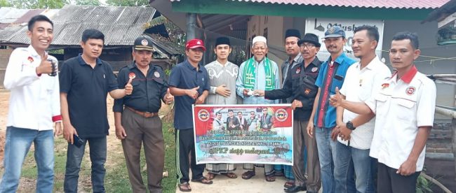 Pengurus JPKP Bengkulu Selatan saat memberian bantuan kepada pengurus Musala Al-Barokah, Desa Pagar Dewa, Kecamatan Kota Manna, Kabupaten Bengkulu Selatan (dok. KM)