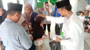 Penyerahan zakat fitrah kepada warga yang berhak di daerah Dusun 06 Desa Rengasjajar, Cigudeg. (dok Bayu/KM)