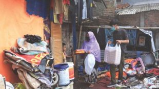 Volunteer Waste Solution Hub tengah membagikan makanan kepada warga Lapak Pemulung Jurang Mangu Timur, Tangerang, Banten (dok. KM)