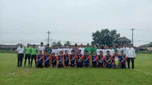 Camat Cigudeg beserta kepala Desa Rengasjajar, ketua KOK Cigudeg dan jajaran, kepolisian Cigudeg saat menyaksikan pertandingan di Trofeo Kecamatan Cigudeg U-1 (dok. BAYU/KM)