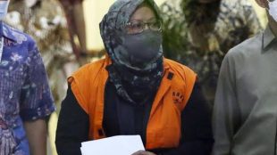 Tersangka Bupati Bogor nonaktif Ade Yasin saat dikawal petugas untuk menjalani pemeriksaan di Gedung Komisi Pemberantasan Korupsi (KPK), Jl. HR Rasuna Said, Jakarta, Kamis, 12 Mei 2022 (dok. Hari Setiawan Muhammad Yasin/KM)