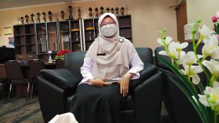 Kepala Dinas DP3AP2KB Kota Depok, Nessi Annisa Handari saat diwawancarai di ruang kerjanya, 18/5/2022 (dok. Sudrajat/KM)