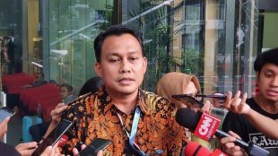 Plt Jubir (Juru Bicara) KPK (Komisi Pemberantasan Korupsi) Ali Fikri saat diwawancarai wartawan di halaman Gedung Merah Putih KPK (Komisi Pemberantasan Korupsi) Jln. H. Rasuna Said, kuningan Jakarta Selatan, Senin Siang (23/05/2022) (Dok. Hari Setiawan Muhammad Yasin/KM)