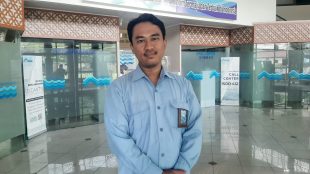 Humas PDAM Tirta Kahuripan Kabupaten Bogor Arfur Fakhrurrodji saat memberikan keterangan kepada wartawan Kupasmerdeka.com, di Jl. Raya Sukahati No.12, Sukahati, Kec. Cibinong, Kabupaten Bogor, Rabu siang 8/6/2022 (Dok. Hari Setiawan Muhammad Yasin/KM)