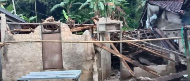 Rumah warga Kp. Pangerasan Desa Cibalung Cijeruk yang roboh akibat diterjang hujan deras beberapa jam (dok. KM)