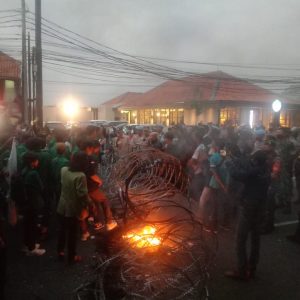 Aksi bakar ban oleh mahasiswa pendemo di depan Istana Bogor (dok. KM)