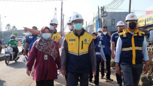 Wakil Wali Kota Depok Imam Budi Hartono (tengah) bersama Kepala DPUPR Kota Depok, Citra Indah Yulianty (kiri) meninjau progres pembangunan underpass dan permasalahan banjir di Jalan Dewi Sartika Kecamatan Pancoran Mas, Selasa (28/06/22) (Diskominfo Kota Depok)