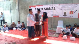 Calon ketua RW 08 Kelurahan Jatijajar saat menyerahkan santunan yatim dalam acara Baksos 3/7/2022 (dok. KM)