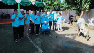Tim BPR LPK (Bank Perkreditan Rakyat) LPK (Lembaga Perkreditan Kecamatan) Parungpanjang dalam Kegiatan Hari Raya Idul Adha 1443 H, Minggu Siang (10/07/2022) (dok. Hari Setiawan Muhammad Yasin/KM)