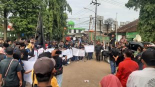 Ketua AGJT, Junaedi Adhi Putra, Saat Melakukan Orasi Bersama Lintas Ormas Se Kecamatan Parungpanjang, di Depan Kecamatan Parungpanjang Bogor, Kamis Siang 14/7/2022 (Dok. Hari Setiawan Muhammad Yasin/KM)