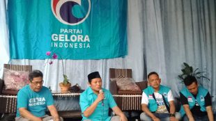 Ketua DPD Partai Gelora Indonesia Kabupaten Bogor saat memberikan sambutan di acara serah terima SK Dapil 6 di desa Cogreg (dok. Bayu/KM)