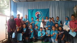 Penyerahan SK PAC oleh Ketua DPD Partai Gelora Indonesia Kabupaten Bogor kepada anggota (dok. Bayu/KM)