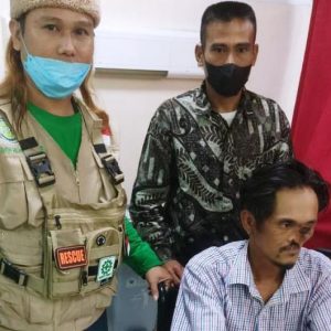 relawan Hilal Merah Islam (HILMI) Kabupaten Bogor memberikan bantuan pada Saep,