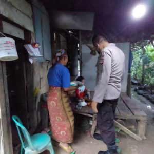 Bantuan dari Kapolres Bogor kepada warga yang tidak mampu di Kp.Cihanjawar Lebak, Desa Sukamakmur, Kecamatan Sukamakmur, Kabupaten Bogor pada Sabtu (24/9/2022)