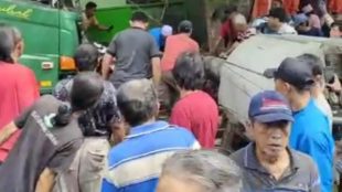 Diduga alami rem blong, truk kontainer di Jalan Sultan Agung Kota Bekasi tabrak puluhan orang dan menara BTS (dok. KM)