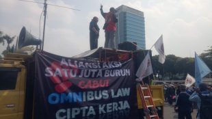 Aksi unjuk rasa menolak kenaikan harga BBM di halaman Gedung DPR RI, Jakarta 6/9/2022 (dok. KM)