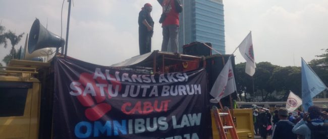 Aksi unjuk rasa menolak kenaikan harga BBM di halaman Gedung DPR RI, Jakarta 6/9/2022 (dok. KM)