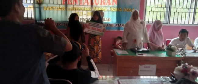 Suasana Pembagian BLT-DD di Desa Padang Lebar, Kecamatan Seginim 7/9/2022 (dok. KM)