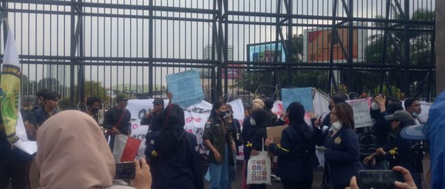Aksi demo mahasiswa menolak kenaikan harga BBM di depan gedung DPR RI (dok. KM)