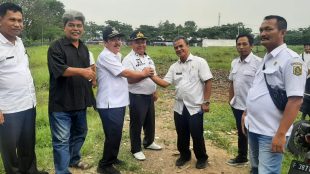 Kasubid Pemanfaatan dan Pengamanan Aset Badan Pengelola Keuangan dan Aset Daerah (BPKAD), Eko Suharnanto Bersama Camat Parungpanjang, Icang Aliudin dan Kades Parungpanjang, Robin, Saat Meninjau Wacana Lokasi Dibangunnya Lapangan Sepak Bola di Bonanza Perumnas 2 Kecamatan Parungpanjang, Rabu Siang (21/09/2022) (Dok. Hari Setiawan Muhammad Yasin/KM)