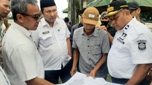 Proses Klarifikasi Kepemilikan Tanah Saat Kasubid Pemanfaatan dan Pengamanan Aset BPKAD Eko Suharnanto menunjukan Peta Kepada Kades Kabasiran H. Jajang Atmaja, Kades Parungpanjang H. Robin, Dirut PT Permai Abadi Sentosa Sinyo Lenard, Direktur PT. Masa Kreasi dan Beberapa Saksi Masyarakat Setempat, Rabu sore (21/09/2022) (Dok. Hari Setiawan Muhammad Yasin/KM)