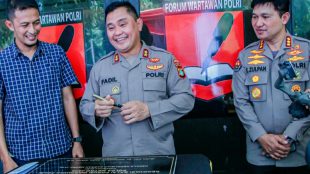Kapolda Metro Jaya Irjen Pol Fadil Imran (tengah) bersama Ketua Forum Wartawan Polri (FWP) Polda Metro Jaya Ahmad Farouk (kanan), didampingi oleh pejabat utama Polda Metro Jaya (kiri) meresmikan Gedung Balai Forum Wartawan Polri Polda Metro Jaya yang rampung direnovasi, Jumat siang 7/10/2022 (Dok. Hari Setiawan Muhammad Yasin/KM)