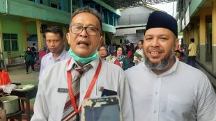 Kepala Dinas Koperasi UMKM Kabupaten Bogor Asep Mulyana Sudajat dan Ketua Umum Forum UMKM Kabupaten Bogor Hasan Haikal Thalib mengukuhkan Egi Gunadhi Wibhawa menjadi Ketua Forum UMKM Cabang Kecamatan Parungpanjang, di SMK Bina Putra Mandiri, Rabu Sore (05/10/2022) (Dok. Hari Setiawan Muhammad Yasin/KM)