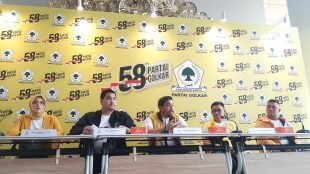 Ketua Panitia Penyelenggara HUT ke-58 Partai Golkar, Maman Abdurahman (tengah) dan Ketua SC Tb Ace Hasan Syadzily (kedua kanan), di Kantor DPP Partai Golkar, Jalan Anggrek Nelly Murni, Jakarta Barat, Jum'at sore (14/10/2022) (Dok. Hari Setiawan Muhammad Yasin/KM).