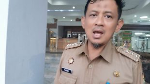 Camat Cigudeg, Kabupaten Bogor, Pardi, saat menjawab pertanyaan wartawan Kupasmerdeka.com mengenai realisasi jalan tol khusus tambang, di lobi Sekretariat Daerah Jalan Tegar Beriman Cibinong Kabupaten Bogor, Selasa sore 18/10/2022 (Dok. Hari Setiawan Muhammad Yasin/KM)