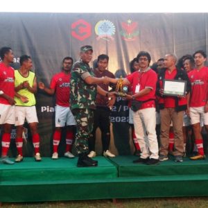 Kasrem 072/Pamungkas menyerahkan piala kepada para pemenang turnamen sepakbola Danrem 072/Pamungkas Cup ,Selasa ( 29/11/2022 )