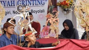 Salah satu dalang cilik dari sanggar SKWL Nusantara asuhan Ki Gondo Wartoyo saat pementasan beberapa waktu yang lalu (dok. KM)