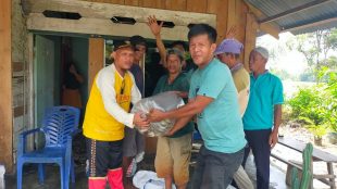 Kepala Desa Seppong Kabupaten Luwu, Irwan Sultan (Kiri) Saat Menyerahkan Bantuan Bibit Ikan Kepada Kelompok Tani Mata Allo Dua (Jumat, 04/11/2022)
