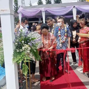 Keluarga Besar DL Sitorus meresmikan penggunaan kolam renang BKT di Pasir Angin, Minggu (4/12/2022)