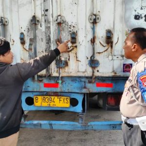 Truck pengangkut minyak goreng menjadi korban pencurian di Tol Jagorawi KM 38, Sabtu siang (3/12/2022) (Dok : Hari Setiawan Muhammad Yasin/KM)
