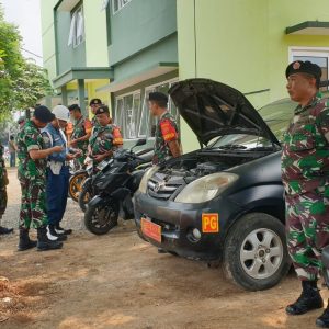 Pengecekan kendaraan dilakukan langsung Kasubgar Bogor Mayor Inf Irwan Suwarna setelah apel pagi di kantor Sub Kogartap Bogor Stadion Pakansari Kec. Cibinong, Kab. Bogor, Senin (20/3/2023)
