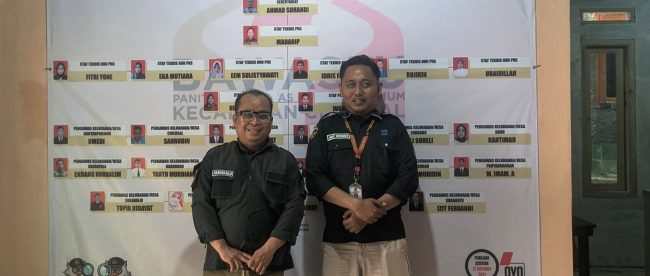 Sebelah kanan Maskur Ganda Sudirja Selaku Ketua Panwaslu Kecamatan Cikeusal,dan Sebelah kiri Imat Rohimat selaku Anggota Panwascam Kordiv P3S